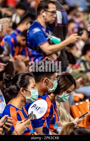 Spectators at Thai Premier League match, PAT Stadium, Bangkok Stock Photo