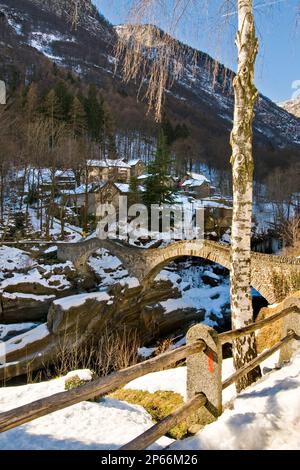 Bridge jumps, Ponte dei salti, Lavertezzo, Verzasca Valley, Switzerland Stock Photo