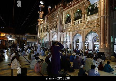 Karachi, Pakistan, March 7, 2023. Karachi, Pakistan, March 7, 2023. Beautiful illuminated view of mosque as the night of reverence and divine blessings for the Muslims, occasion of Shab-e-Barat (The Fortune Night), is being observed across the country, in Karachi on Tuesday, March 7, 2023. Stock Photo