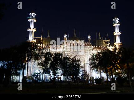 Karachi, Pakistan, March 7, 2023. Karachi, Pakistan, March 7, 2023. Beautiful illuminated view of mosque as the night of reverence and divine blessings for the Muslims, occasion of Shab-e-Barat (The Fortune Night), is being observed across the country, in Karachi on Tuesday, March 7, 2023. Stock Photo