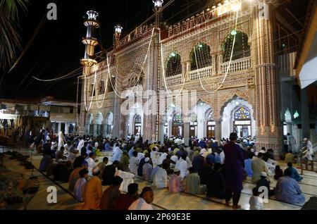 Karachi, Pakistan, March 7, 2023. Karachi, Pakistan, March 7, 2023. Beautiful illuminated view of mosque as the night of reverence and divine blessings for the Muslims, occasion of Shab-e-Barat (The Fortune Night), is being observed across the country, in Karachi on Tuesday, March 7, 2023. Stock Photo