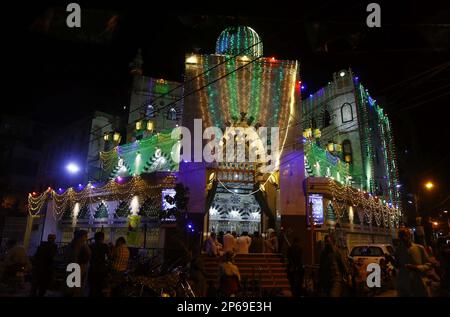 Karachi, Pakistan, March 7, 2023. Karachi, Pakistan, March 7, 2023. Beautiful illuminated view of mosque as the night of reverence and divine blessings for the Muslims, occasion of Shab-e-Barat (The Fortune Night), is being observed across the country, in Karachi on Tuesday, March 7, 2023. Stock Photo