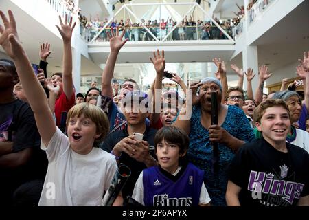 Sacramento Kings first round draft pick Ben McLemore, left and second round  pick Ray McCallum, display their jerseys during a news conference in  Sacramento, Calif., Monday, July 1, 2013. McLemore is a