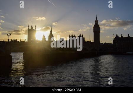 Silhouette of the Houses of Parliament, Big Ben and Westminster Bridge at sunset, London, UK 30th January 2023. Stock Photo