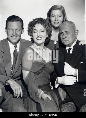 1951 , USA : The movie actress GLORIA SWANSON ( 1898 - 1983 ), as Norma Desmond, with WILLIAM HOLDEN , NANCY OLSON , ERICH VON STROHEIM in SUNSET BOULEVARD ( Viale del Tramonto ) by Billy Wilder, costume by Edith HEAD , Paramount pubblicity still - FILM - CINEMA - attrice cinematografica - VAMP - DIVA - DIVINA - DIVINE - spalla - spalle - shoulder - shoulders - orecchino - orecchini - clips - earring - earrings - eardrop - eardrops - - gioielli - gioiello - jewel - jewels - jewellery - bijoux - bigiotteria - diamanti - diamante - diamond - diamands - collana - collier - necklace - smile - sorr Stock Photo