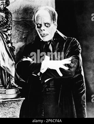 1925 , USA : The movie actor LON CHANEY Senior ( 1883 - 1930 ) in THE PHANTOM OF THE OPERA ( Il fantasma del palcoscenico , 1925 ) by Rupert Julian , from the novel by Gaston Leroux . - CINEMA MUTO - SILENT MOVIE - triller - horror - mostro - monster  ----  Archivio GBB Stock Photo