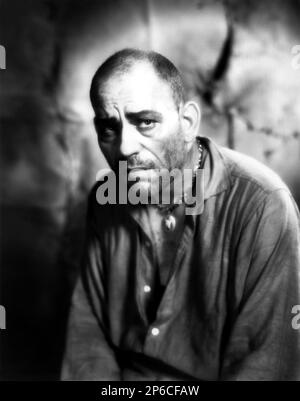 1928 , USA :  The movie actor LON CHANEY Senior ( 1883 - 1930 ) in WEST OF ZANZIBAR ( 1928 - La serpe di Zanzibar ) by Tod Browning , from a novel by Elliott J. Clawson . - CINEMA MUTO - SILENT MOVIE -  triller  - horror  - barba - beard - camicia - shirt  ----  Archivio GBB Stock Photo