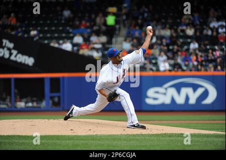 New York Mets pitcher Johan Santana receives his gold glove award before  the game against the Milwaukee Brewers at Shea Stadium in New York City on  April 13, 2008. (UPI Photo/John Angelillo