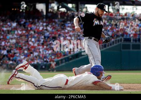 Victorino homers, drives in 4 as Phils top Brewers