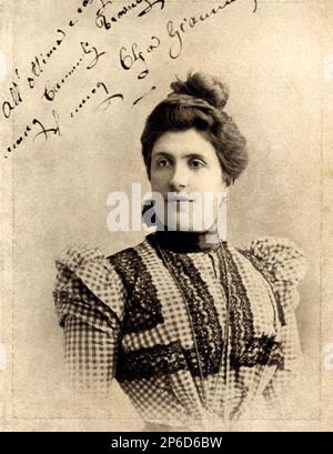 1890 c, ITALY : The italian actress OLGA GIANNINI ( 1867 - 1961 ), 2nd wife of most celebrated actor ERMETE NOVELLI ( 1851 -  1919 ) , founder of first italian Teatro Stabile company ' Casa Goldoni ' at Teatro Valle in Rome .  - TEATRO - THEATER - THEATRE - THEATER -  attrice teatrale  -  chignon - PORTRAIT - RITRATTO - autograph - autografo - signature - firma ----  Archivio GBB Stock Photo