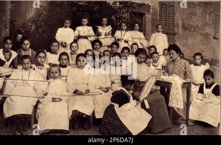 1905 ca  , Como , ITALY : The Scuola Canonica of lace  founded by the countess  LAVINIA TAVERNA  born princess BONCOMPAGNI LUDOVISI ( 1854 - 1938 ), married to count  Rinaldo  TAVERNA ( 1839 - 1913). - foto storiche - foto storica   - portrait - ritratto -  Nobiltà italiana - nobility - nobili italiani - nobile  - ITALY - ITALIA - pizzo - artigianato  - school - bambine - child - children - infanzia - childhood ---  Archivio GBB Stock Photo