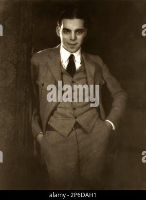 1920 c, USA : The american modern dancer CHARLES WEIDMAN ( 1901 - 1975 ) at DENISHAWN company school . Dancer and choreographer Weidman performed with the troupe formed by Ruth St. Denis and Ted Shawn from 1920 to 1927,  DENISHAWN company and school, when he and Doris Humphrey and Pauline Lawrence left to form their own company and school. His most renowned pupil was the dancer José Limón . - DANZA - DANCE - BALLERINO - BISEXUAL - BISESSUALE - GAY - omosessuale -  LGBT - omosessualità  - homosexual - homosexuality -  THEATER - THEATRE - TEATRO - PERFORMING ARTS  - BALLETTO - BALLET - BALLERINO Stock Photo