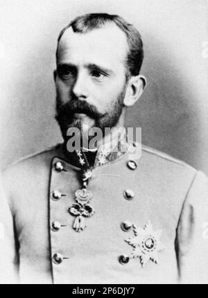 1887, Wien , Austria : The austrian kronprinz RUDOLF von ABSBURG ( 1850 - committed suicide at Mayerling 1889 ) , lover of Mary Von Vetsera , son of Kaiser Franz Josef ( 1830 - 1916 ) , Emperor of Austria , King of Hungary and Bohemia and Empress Elisabeth von Bayer ( SISSI , 1937 - 1898 ). Photo portrait by Atelier Fritz Luckhardt , Wien  - FRANCESCO GIUSEPPE - JOSEPH - ABSBURG - ASBURG - ASBURGO - NOBILITY - NOBILI - Nobiltà - REALI - HABSBURG - HASBURG - ROYALTY - divisa militare - military uniform - baffi - moustache - principe ereditario - RODOLFO ----  Archivio GBB Stock Photo