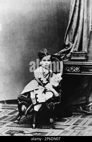 1864  , Vienna , Austria : The young austrian kronprinz RUDOLF von ABSBURG ( 1860 - committed suicide at Mayerling 1889 ) , lover of Mary Von Vetsera , son of Kaiser Franz Josef ( 1830 - 1916 ) , Emperor of Austria , King of Hungary and Bohemia and Empress Elisabeth von Bayer ( SISSI , 1937 - 1898 ).  In this photo with her pet cat TOMI . Photo by Atelier Ludwig Angerer - FRANCESCO GIUSEPPE - JOSEPH - ABSBURG - ASBURG - ASBURGO - NOBILITY - NOBILI - Nobiltà - REALI - HABSBURG - HASBURG - ROYALTY - little boy - child bambino - bambini - da giovane giovani - da piccolo piccoli  - principe eredit Stock Photo
