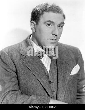 1950 c, USA :  : The  movie actor WILLIAM BENDIX  ( 1906 - 1964 ) in a pubblicitary shot .  - CINEMA - ATTORE CINEMATOGRAFICO - caratterista - characterist - tie bow - papillon - cravatta  - pochette - fazzoletto nel taschino   ----  Archivio GBB Stock Photo