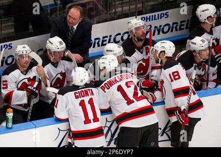 New Jersey Devils head coach Lindy Ruff in the first period of an NHL  hockey game Wednesday, March 1, 2023, in Denver. (AP Photo/David Zalubowski  Stock Photo - Alamy