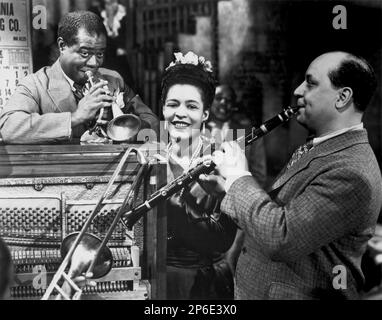 1947 , USA : LOUIS  Satchmo ARMSTRONG ( 1901 - 1971 ) jazz singer and trumpeter in the movie NEW ORLEANS ( 1947 ) by Arthur Lubin with Billie Holiday ( 1915 - 1959 ) and Barney Bigard  ( 1906 - 1980 ) at clarinet . - JAZZ - MUSICISTA - TROMBA - TROMBETTISTA - cornetta - hornett - FILM - CINEMA  - clarinetto ----  Archivio GBB Stock Photo