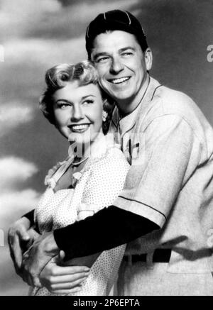1952 : The actor RONALD REAGAN  ( 1911 - 2004 )  and DORIS DAY ( real name Doris Mary Ann Kappelhoff , born 3 April 1924 Cincinnati, Ohio, USA ) in a scene from the movie THE WINNING TEAM  - FILM - SMILE - SORRISO - embrace - abbraccio - baseball  ----  Archivio GBB Stock Photo