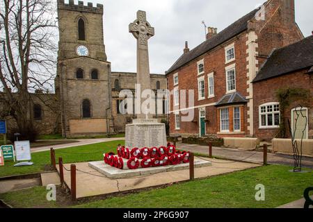 St Michael with St Mary's Church and the cenotaph,  standing in church square in the Derbyshire market town of Melbourne Stock Photo