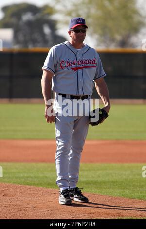 Cincinnati Reds pitcher Dave Burba throws to the Philadelphia