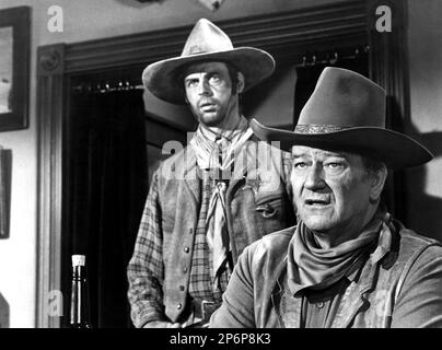 1970 : The  celebrated movie actor  JOHN WAYNE  in a pubblicitary shot for CHISUM by Andrew V. McLaglen  - FILM  - CINEMA - ATTORE CINEMATOGRAFICO  - COWBOY - WESTERN - foulard - bandanna - bandana - hat - cappello - cowboy hat   ----  Archivio GBB Stock Photo