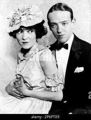 1933 ca  :  The  movie actor and dancer FRED ASTAIRE ( 1899 - 1987 ) with his sister ADELE ASTAIRE ( married in 1932 with Lord Charles Cavendish )  in a pubblicitary shot  - CINEMA - ATTORE CINEMATOGRAFICO  - tie  - cravatta - papillon - bow tie - grease - brillantina  - fazzoletto nel taschino - pochette - DANZA - DANCE - ballerino - TIP TAP - fratello e sorella - brother - hat - cappello - neclace - collana - bijoux - abbraccio - embrace   ---- Archivio GBB Stock Photo