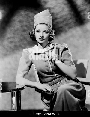 1939 ca : The american movie actress LUCILLE BALL ( 1911 - 1989 )  . Pubblicity stills in fashion - CINEMA - movie - portrait - ritratto - redhead - rossa - capelli rossi  - jewellery - jewels - gioiello - gioielli - Bijoux - bracelet - braccialetto - hat - cappello  -  moda - spilla - pin - ART DECO  ---- Archivio GBB Stock Photo