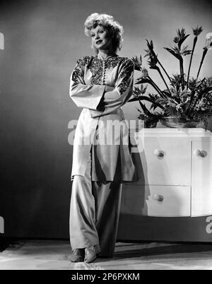1943 ca : The american movie actress LUCILLE BALL ( 1911 - 1989 )  . Pubblicity stills in fashion - CINEMA - movie - portrait - ritratto - redhead - rossa - capelli rossi  - pigiama - pajama flowers - fiore - fiori - sandals - sandali - shoes - scarpe - ricamo   ---- Archivio GBB Stock Photo