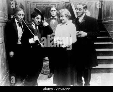 1915 : The silent movie actor and movie director CHARLES CHAPLIN ( 1889 - 1977 ) in A JITNEY ELOPEMENT with Edna Purviance- CINEMA - FILM - candid - portrait - ritratto - hat - cappello - regista cinematografico - attore - attrice - comico - tie - cravatta - collar - colletto - smile - sorriso ---- Archivio GBB      Archivio Stock Photo