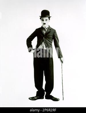 1915 : The silent movie actor and movie director CHARLES CHAPLIN ( 1889 - 1977 ) as CHARLOT - CINEMA - FILM - portrait - ritratto - hat - cappello - regista cinematografico - attore - attrice - comico - tie - cravatta - collar - colletto  ---- Archivio GBB      Archivio Stock Photo