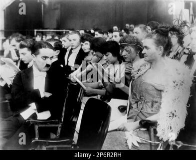 1915 : The silent movie actor and movie director CHARLES CHAPLIN ( 1889 - 1977 ) in A NIGHT IN THE SHOW - CINEMA - FILM - candid - portrait - ritratto -  regista cinematografico - attore - attrice - comico - tie bow - papillon - cravatta - collar - colletto - ---- Archivio GBB      Archivio Stock Photo