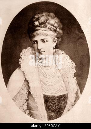 1868 c, ITALY : The Queen MARGHERITA di SAVOIA ( 1851 - 1926 ) , wife of italian king Umberto I  ( 1844 - 1900 ), mother of King Vittorio Emanuele III ( 1869 - 1947 ). - CASA SAVOIA - ITALIA - REALI - Nobiltà ITALIANA - SAVOY - NOBILITY - ROYALTY - HISTORY - FOTO STORICHE - BELLE EPOQUE - orecchini - orecchino - eardrops  - pizzo - lace  - perle - collana di - perla - necklace - pearls  - jewel - jewels - jewellery - gioiello - gioielli ---- Archivio GBB Stock Photo