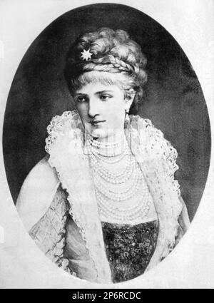 1868 c, ITALY : The Queen MARGHERITA di SAVOIA ( 1851 - 1926 ) , wife of italian king Umberto I  ( 1844 - 1900 ), mother of King Vittorio Emanuele III ( 1869 - 1947 ). - CASA SAVOIA - ITALIA - REALI - Nobiltà ITALIANA - SAVOY - NOBILITY - ROYALTY - HISTORY - FOTO STORICHE - BELLE EPOQUE - orecchini - orecchino - eardrops  - pizzo - lace  - perle - collana di - perla - necklace - pearls  - jewel - jewels - jewellery - gioiello - gioielli ---- Archivio GBB Stock Photo