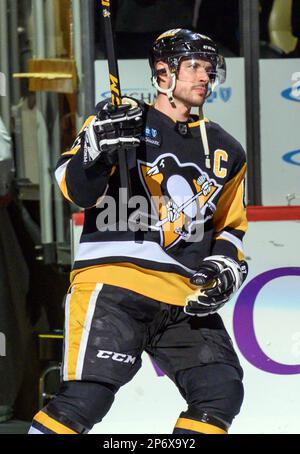 Pittsburgh Penguins' Sidney Crosby (87) during the NHL hockey game between  the Pittsburgh Penguins and the Toronto Maple Leafs in Pittsburgh, Sunday,  March 28, 2010. (AP Photo/Keith Srakocic Stock Photo - Alamy