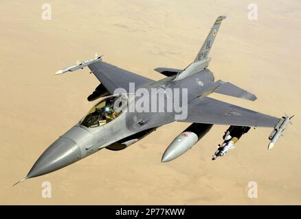 GENERAL DYNAMICS Fighting Falcon multirole fighter. A USAF F-16C in Iraq in 2008. Stock Photo