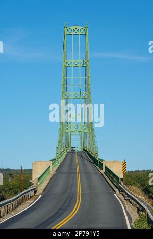 10 04 2022, Deer Isle, Maine, USA: Deer Isle Bridge in fall with a single car Stock Photo