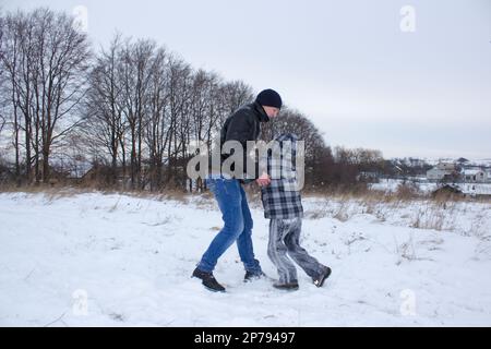 decide relationships, fight, in the winter two students in the snow Stock Photo