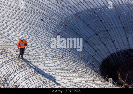 Construction site at the main station, an engineer on a concrete goblet support for the roof of the new through station, Stuttgart Stock Photo