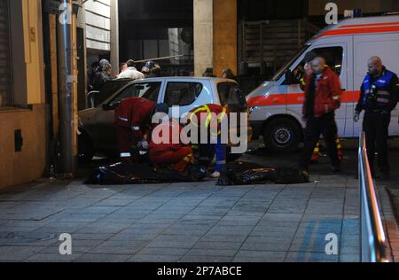 https://l450v.alamy.com/450v/2p7abce/three-bodies-are-being-put-in-plastic-bags-as-ambulance-personnel-and-police-work-outside-the-west-balkan-night-club-in-budapest-hungary-sunday-jan-16-2011-in-the-early-hours-after-three-girls-died-in-a-stampede-budapest-police-spokeswoman-katalin-fanni-horvath-says-panic-caused-thousands-of-people-to-be-caught-up-in-the-stampede-and-the-victims-may-have-been-trampled-by-the-rushing-crowdap-photomti-peter-lakatos-2p7abce.jpg