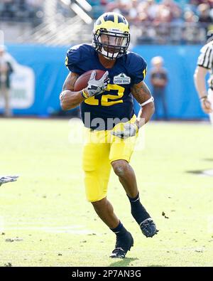Michigan Wide Reciever (12) Roy Roundtree on a passing route in the ...