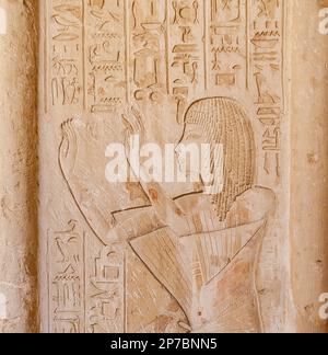 Egypt, Saqqara,  tomb of Horemheb,  north wall of the inner court, pilaster : Horemheb (with an added uraeus) praying. Stock Photo