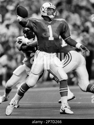 1991: Quarterback Warren Moon of the Houston Oilers drops back to