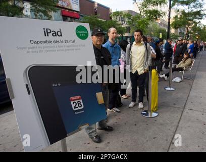 Orlando, FL/USA-12/6/19: An Apple store with people waiting to purchase  Apple Macbooks, iPads and iPhones Stock Photo - Alamy