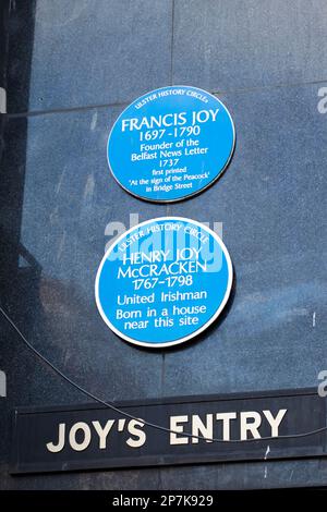 joys entry with ulster history circle blue plaques for henry joy mccracken and francis joy Belfast Northern Ireland UK Stock Photo