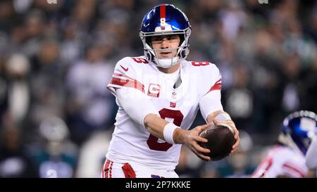 New York Giants quarterback Daniel Jones (8) hands off the ball against the  Washington Commanders during an NFL football game Sunday, Dec. 4, 2022, in  East Rutherford, N.J. (AP Photo/Adam Hunger Stock