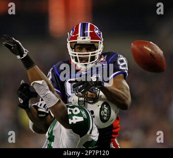 Buffalo Bills reciever Terrell Owens pumps up the crowd after a big pass  play during Thursday nights practice at St. John Fisher College in  Rochester, NY (Credit Image: © Michael Johnson/Southcreek  Global/ZUMApress.com