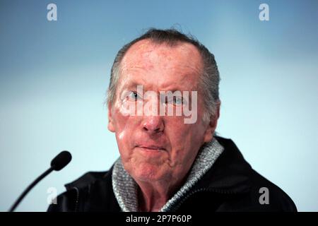 Oakland Raiders general manager Al Davis watches practice from the  sidelines at Monday mornings Oakland Raiders training facility in Napa,  California. Sacramento Bee photograph by Jose Luis Villegas July 30,  2002/ZUMA Press