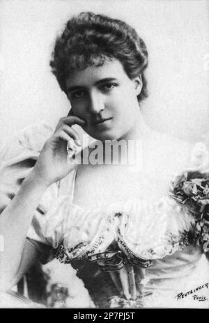 1890 c, PORTUGAL : The Queen of Portugal  AMELIE de BRAGANZA ( born Amelie Marie Louise Helene Princess d'Orleans , 1865 - 1951 ) . Married with King King of Portugal and the Algarves Dom CARLOS I (  1863 - assassinated in  Praca do Comercio, Lisbon, February 1st, 1908 ), king of Portugal from  October 19th, 1889 . His son King Dom Manoel II ( Manuel , 1989 - 1932 ) was the last King of Portugal, lost his throne by revolution, October 5th, 1910 . Photo by REUTLINGER , Paris . - CASA de BRAGANCA  - PORTOGALLO  - REALI - Nobiltà   - Amelia   - NOBILITY - ROYALTY - HISTORY - FOTO STORICHE - BELLE Stock Photo