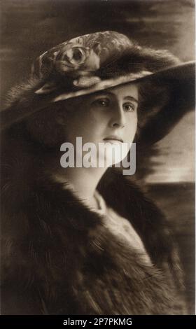 1910 c, ROMANIA : ELISAVETA princess of ROMANIA ( Elisabeta , Elizabeth , 1894 - 1956 ) . Married in  Bucharest in 1921 ( divorced 1935 ) with King George II of Greece ( 1890 - 1947) . Daughter of Queen Maria of ROMANIA ( born princesse of SAXE COBURG GOTHA , 1875 - 1938 ), married with Ferdinand King of Romania ( of HOHENZALLERN SIGMARINGEN HOHENZOLLERN ), daugther of Duke of Edinburg Alfred and the former grand Duchess Marie Alexandrovna ROMANOV Grand Duchess of Russia .- Queen of GREECE -  ROMANOFF - TZAR - ROYALTY - REALI - NOBILI - Nobiltà - NOBILITY - reali - regina - ROMANIA - Victoria Stock Photo