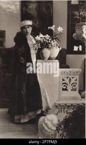 1910 c, ROMANIA : The Queen MARIA of ROMANIA ( born princesse Mary of SAXE COBURG GOTHA , 1875 - 1938 ), married with  Ferdinand ( Nando ) King of Romania ( of HOHENZALLERN SIGMARINGEN HOHENZOLLERN ) , daugther of Duke of Edinburg Alfred and the former grand Duchess Marie Alexandrovna ROMANOV Grand Duchess of Russia . -  ROMANOFF  - ROYALTY - REALI - NOBILI - Nobiltà  - NOBILITY - reali - regina - ROMANIA - Victoria of Great Britain England - regina VITTORIA d' Inghilterra - BELLE EPOQUE - collana - necklace - jewels - gioiello - gioielli - perle - perla - pearls - hat - cappello -  HISTORY - Stock Photo